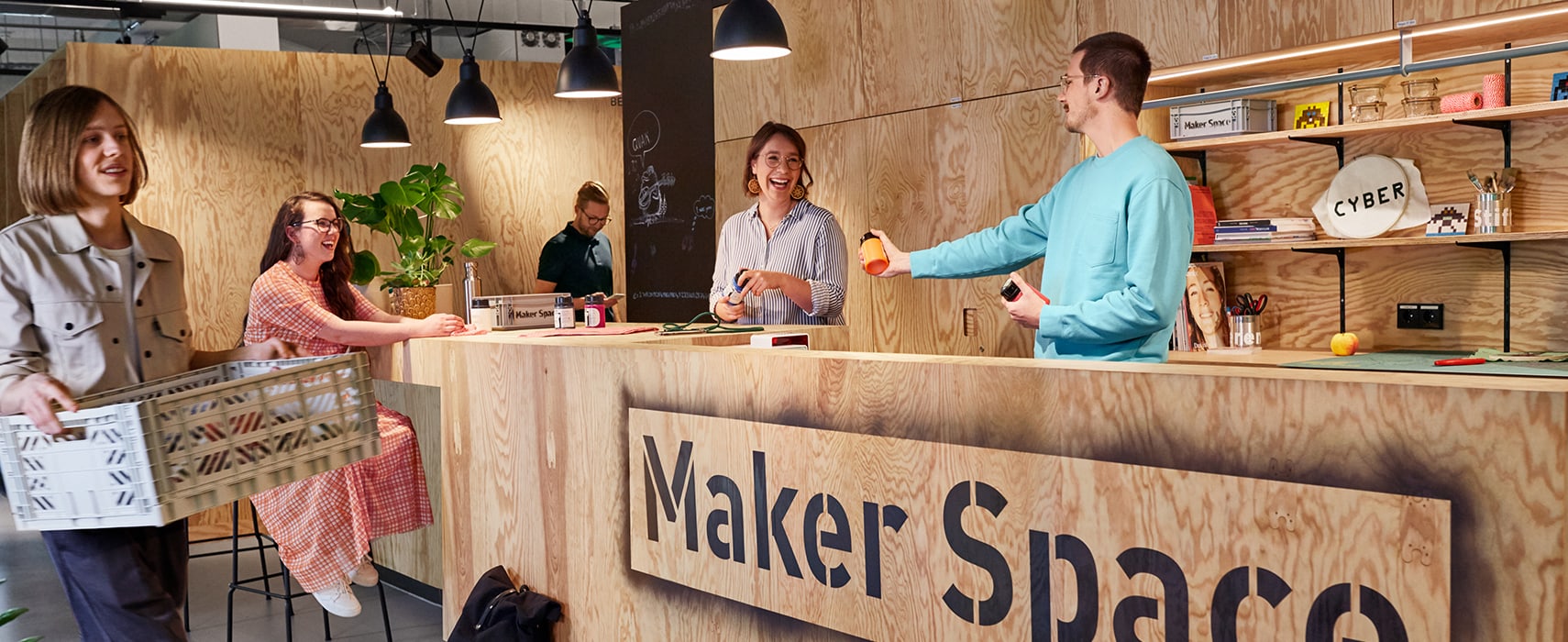Maker Space Tresen mit Menschen