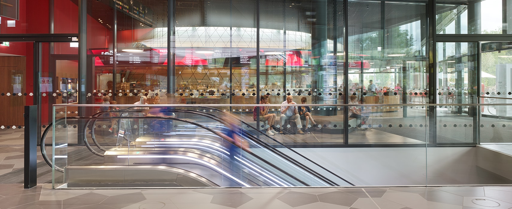 Foyer im Eingangsbereich der experimenta mit Blick zum Restaurant