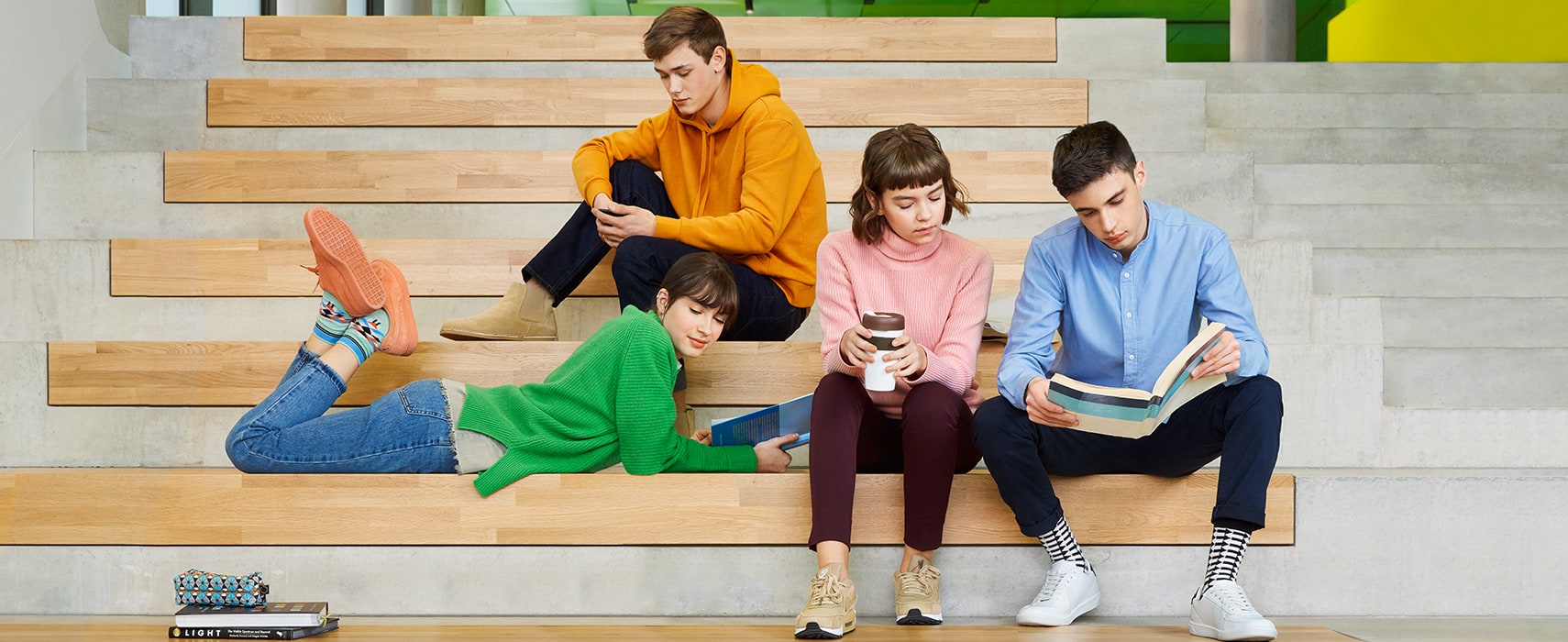 Vier Schüler auf den Treppen im Forum