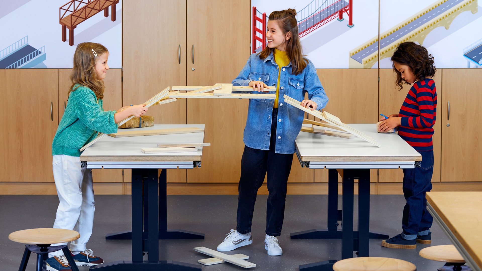 Kinder bauen mit Holz