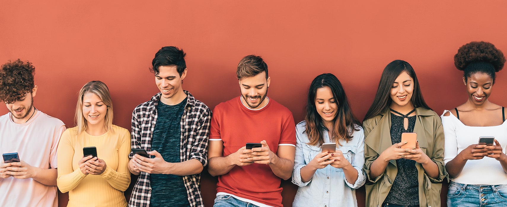 Junge Menschen mit Smartphones