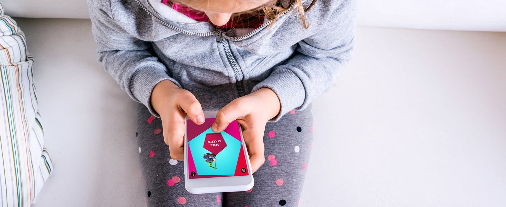 Mädchen spielt mit der experimenta App am Smartphone