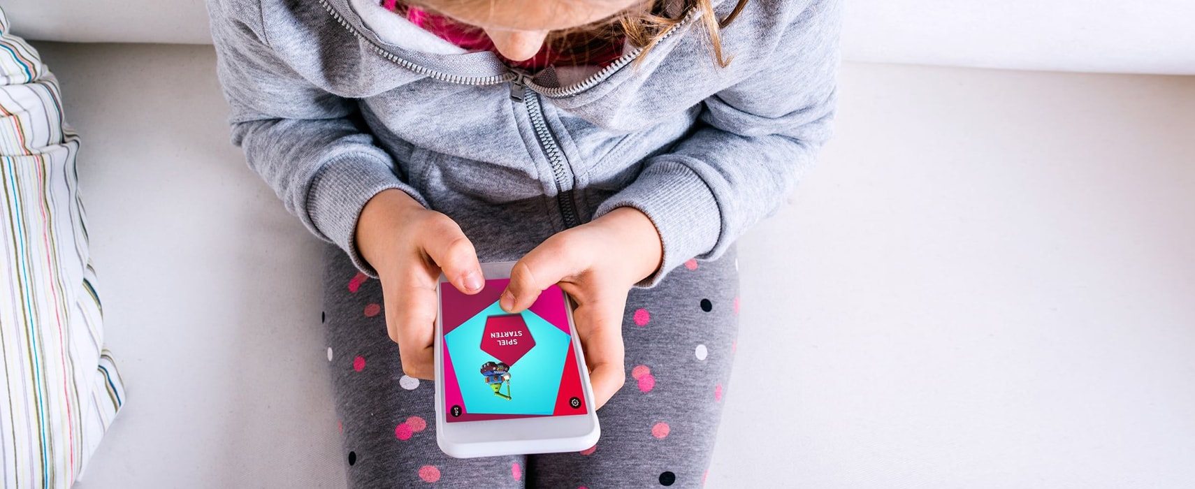 2021-07-13-experimenta-smartphone-app-hs Mädchen spielt mit der experimenta App am Smartphone