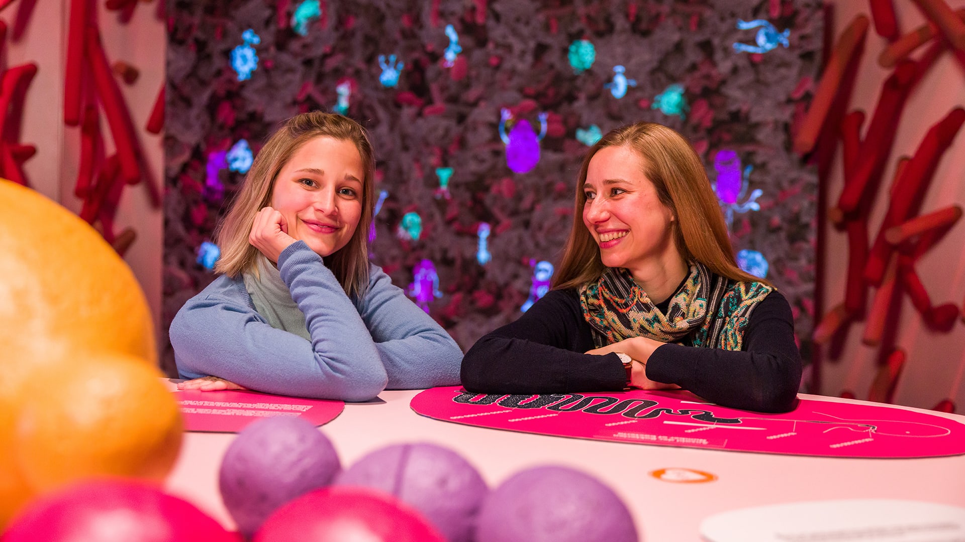 Giulia und Jill Enders in der Sonderausstellung