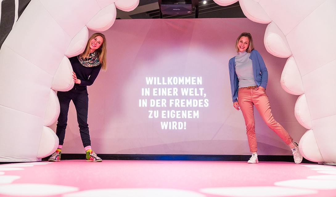 Giulia und Jill Enders in der Sonderausstellung Darm mit Charme