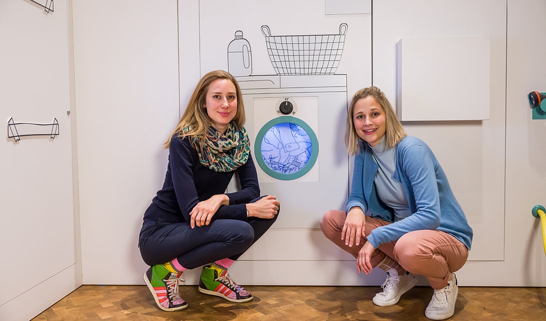 Giulia und Jill Enders in der Sonderausstellung Darm mit Charme