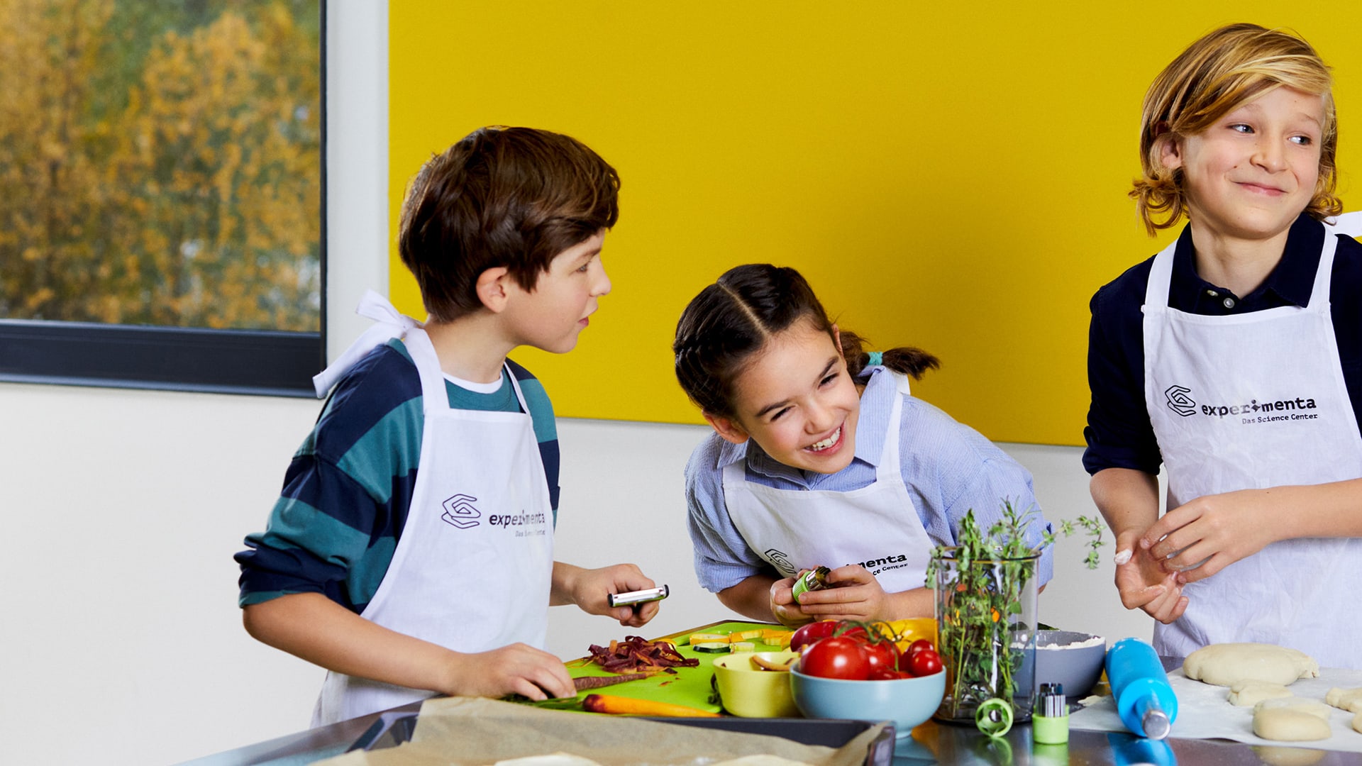 Kinder in der Experimentierküche