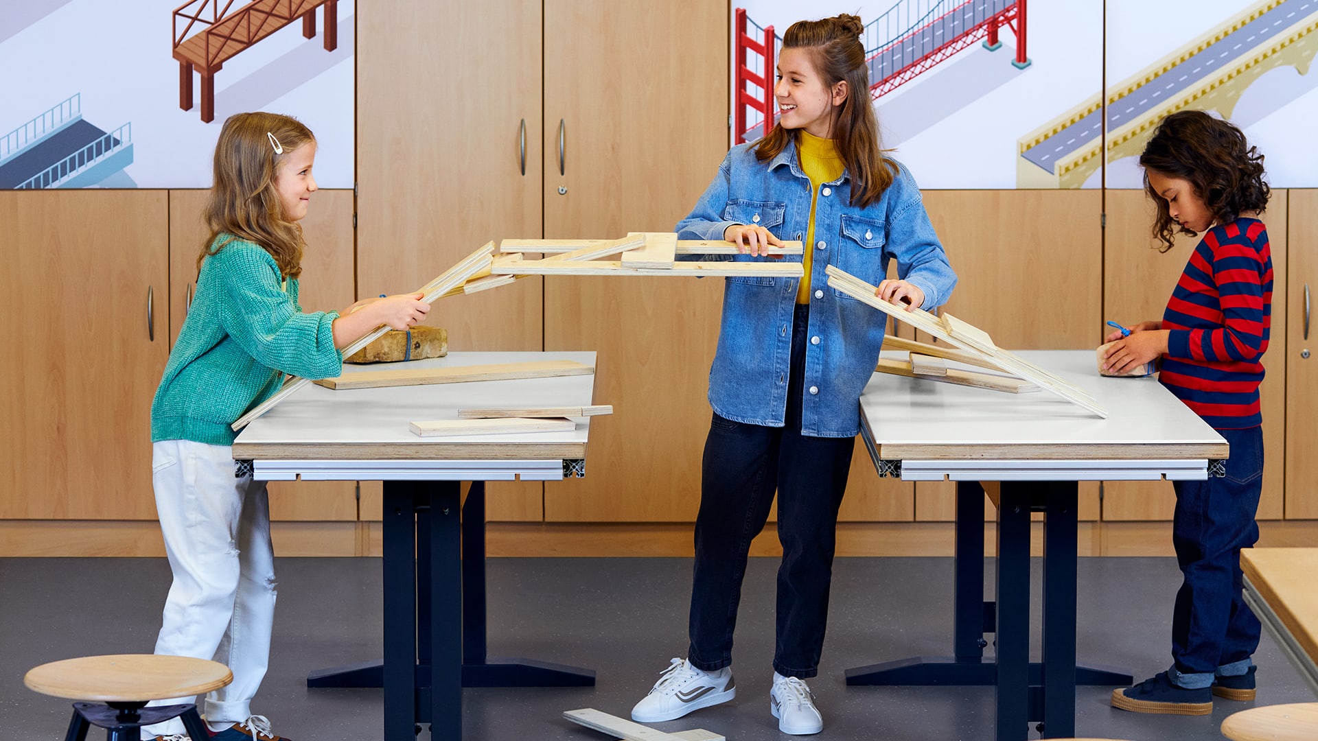 Kinder beim Brückenbau aus Holz