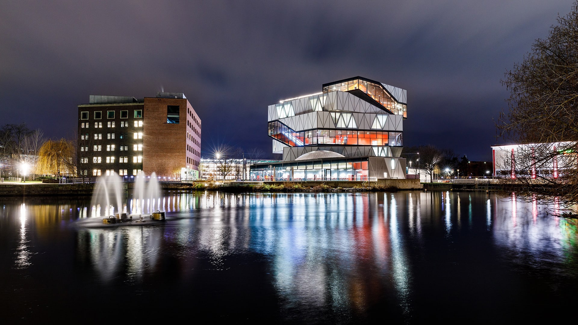 experimenta Gebäude bei Nacht
