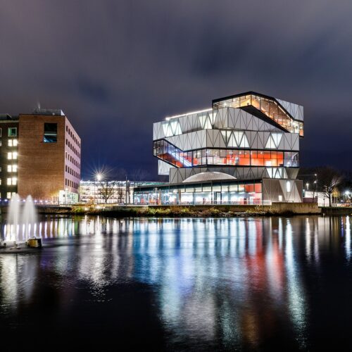 experimenta Gebäude bei Nacht