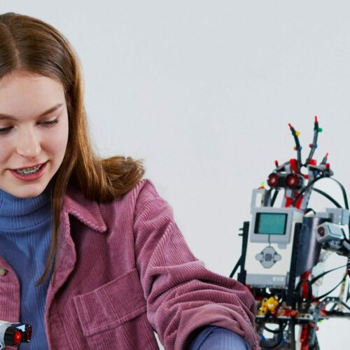 Mädchen im Labor beim Roboterbau