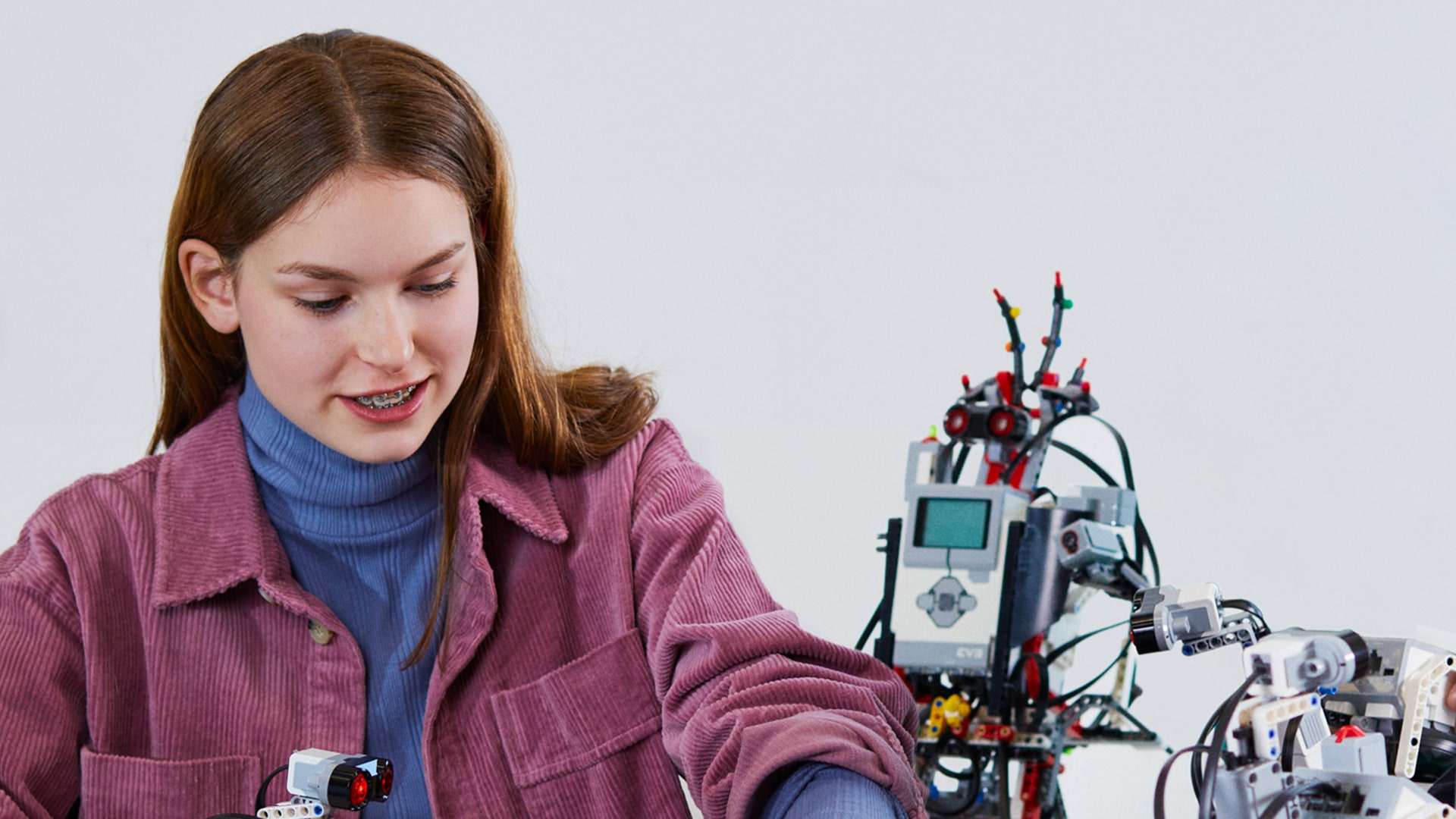 Mädchen im Labor beim Roboterbau