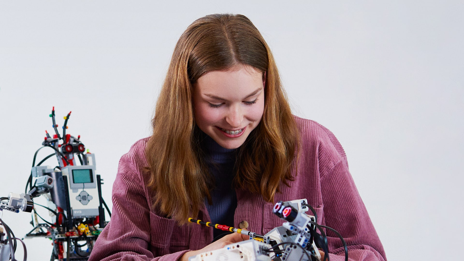 Mädchen beim Roboterbau