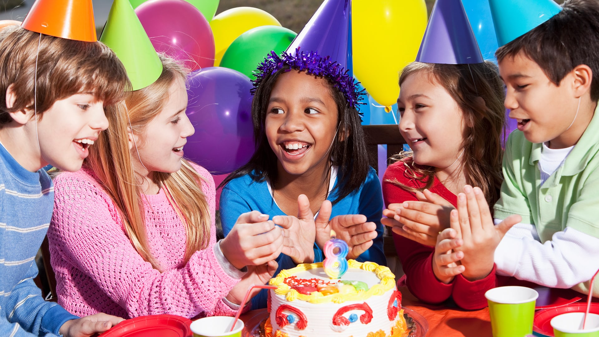 Kinder feiern Geburtstag