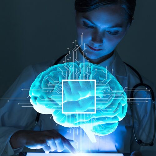 KI (Artificial Intelligence) – Frau mit Tablet und Gehirngrafik