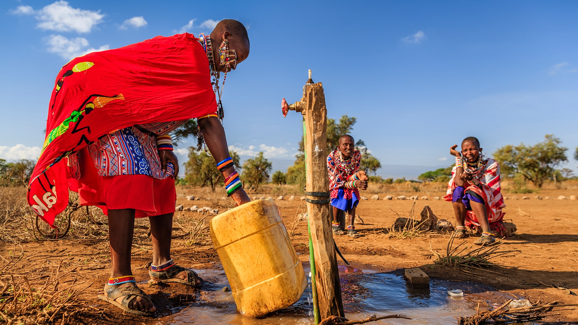 Afrikanische Frau aus dem Maasai-Stamm sammelt Wasser