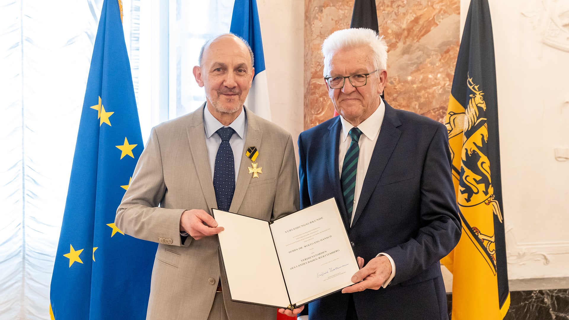 Herr Hansch und Herr Kretschmann bei der feierlichen Urkundeübergebung.