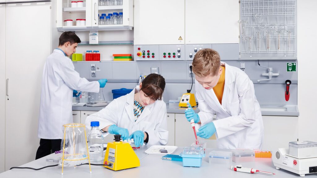 Drei Jugendliche im Labor