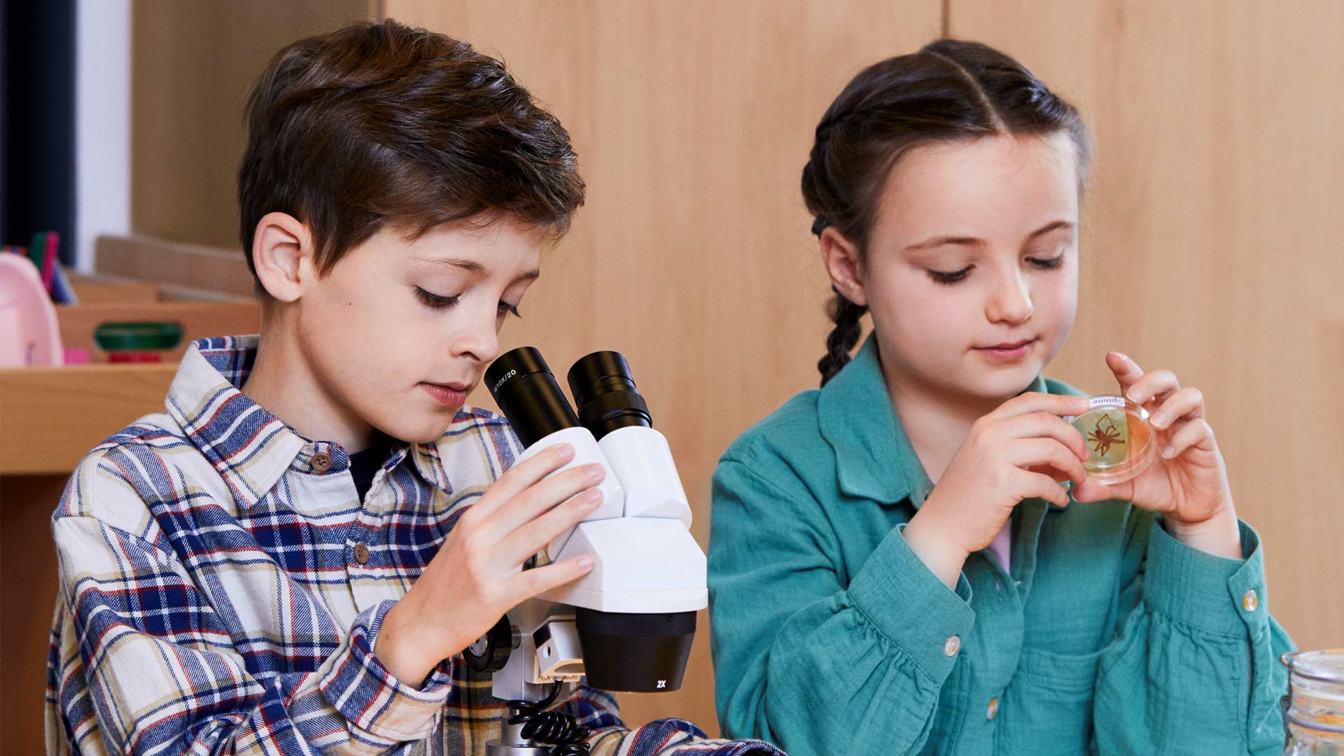Kinder beim forschen