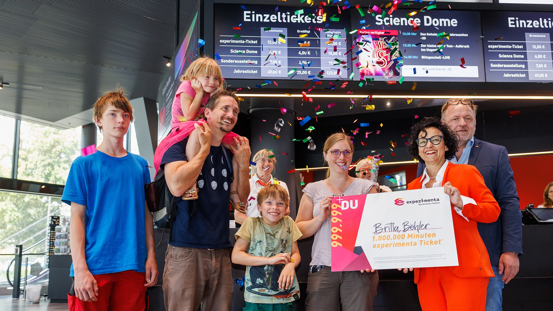 Prof. Dr. Bärbel Renner und Robert Schwan von der experimenta (beide rechts) begrüßen Britta Böhler mit Familie als einmillionste Besucherin