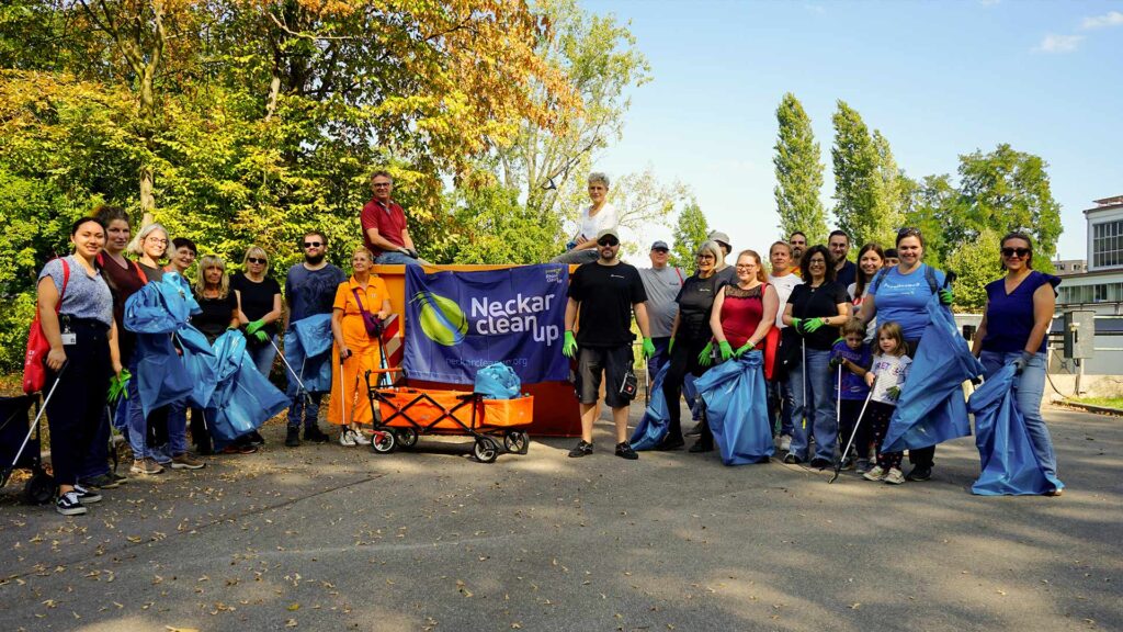 Die Teilnehmenden des Neckarcleanups lächeln stolz in die Kamera.