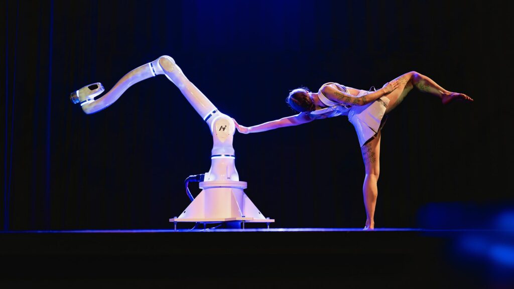 Foto des Theaterstücks „Human Design“ © Heiko Potthoff