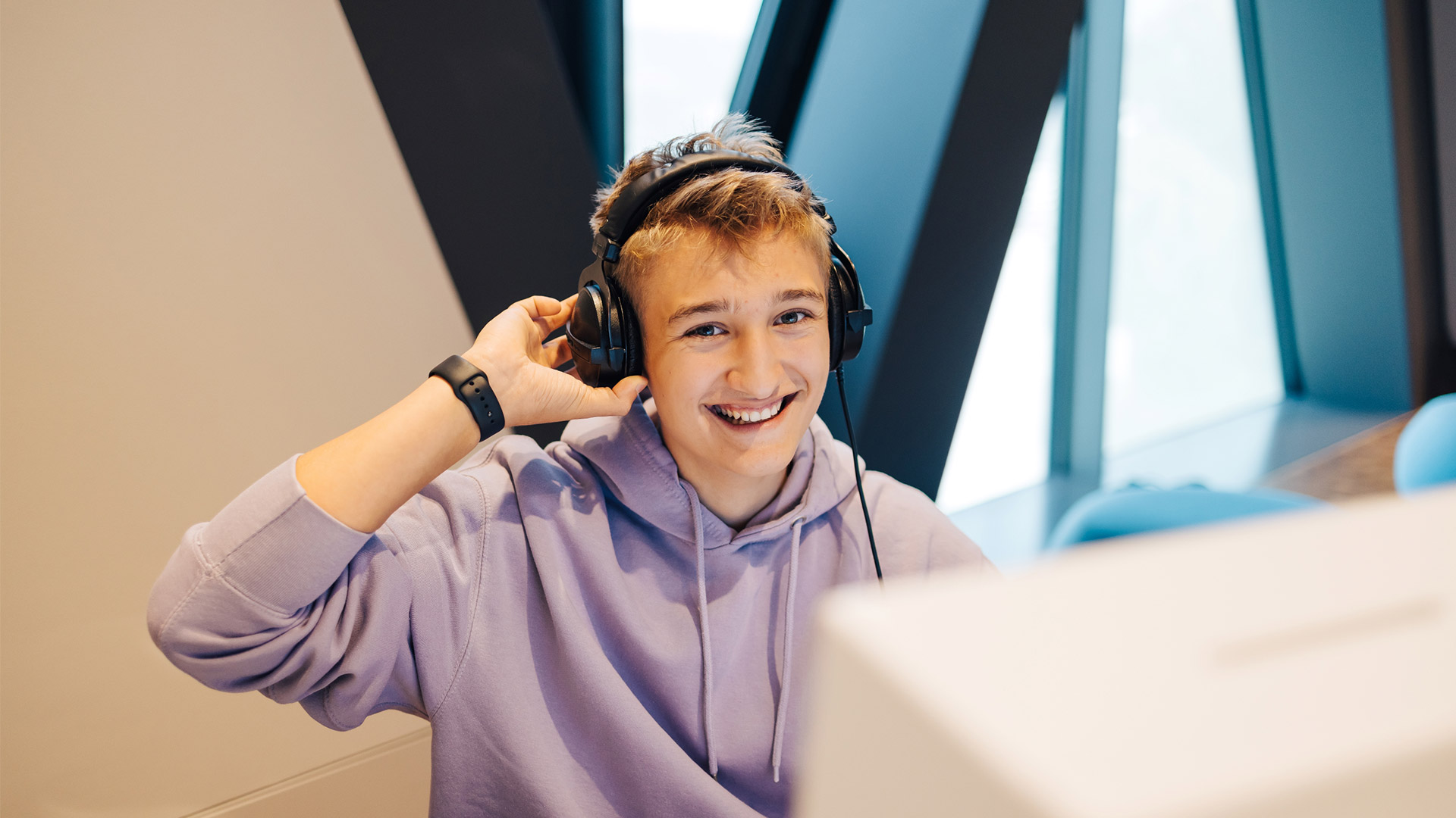 Jugendlicher an einer Talentstation lächelt in die Kamera.