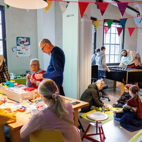 Menschen bei der Maker Faire im Maker Space