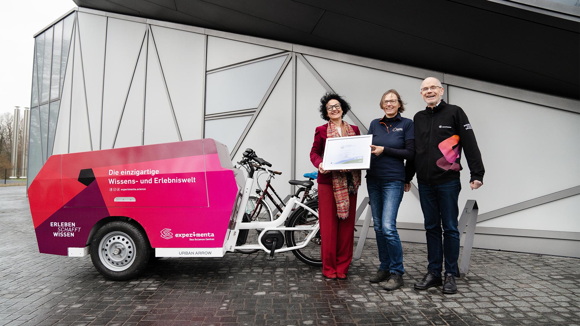 Die Geschäftsführerin Frau Renner mit zwei weiteren Kollegen, präsentiert Stolz die Silbermedaille für Fahrradfreundlicher Arbeitgeber.