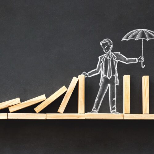 Kreidezeichnung einer Figur mit Regenschirm und Holzstäbchen