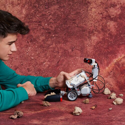 Jugendlicher mit Roboter