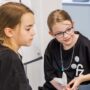 Zwei Mädchen im Jugendforschungszentrum