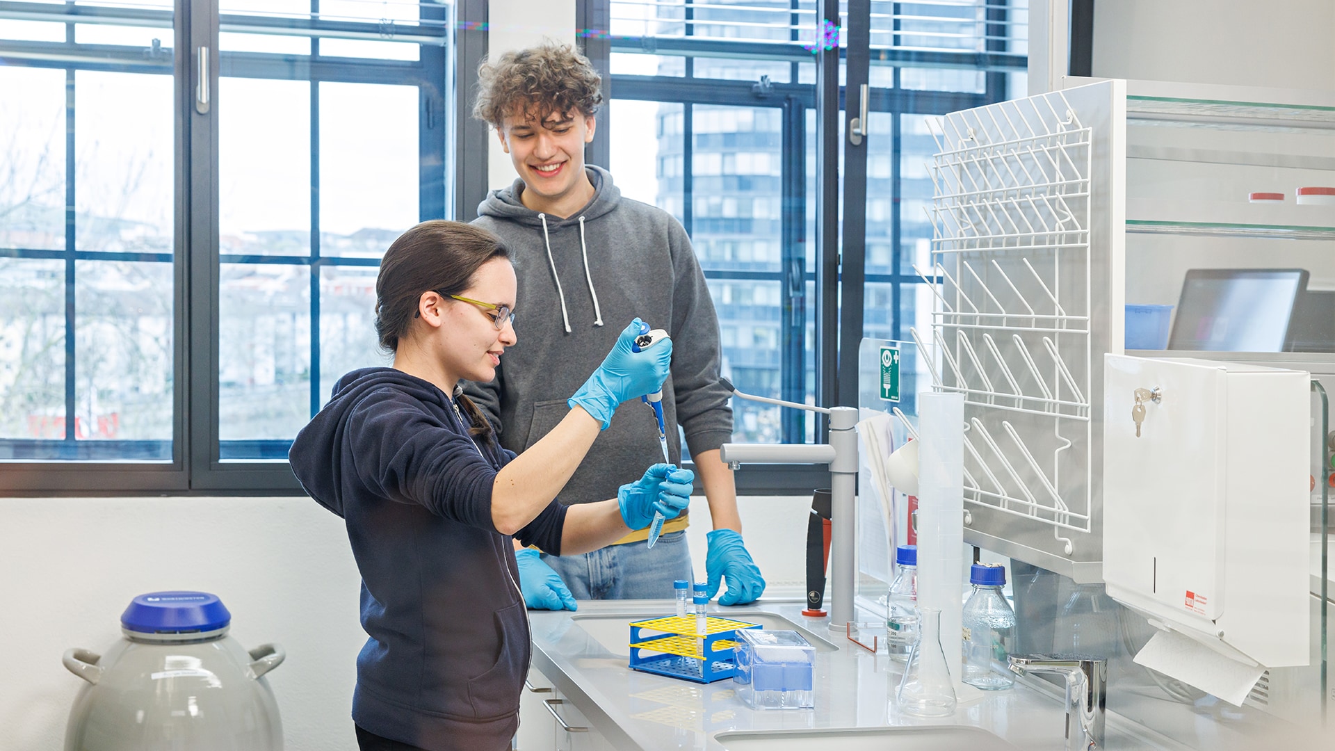 2026-03-02-experimenta-veranstaltung-tag-der-offenen-labore-werkstaetten Ein Schüler und eine Schülerin im Labor