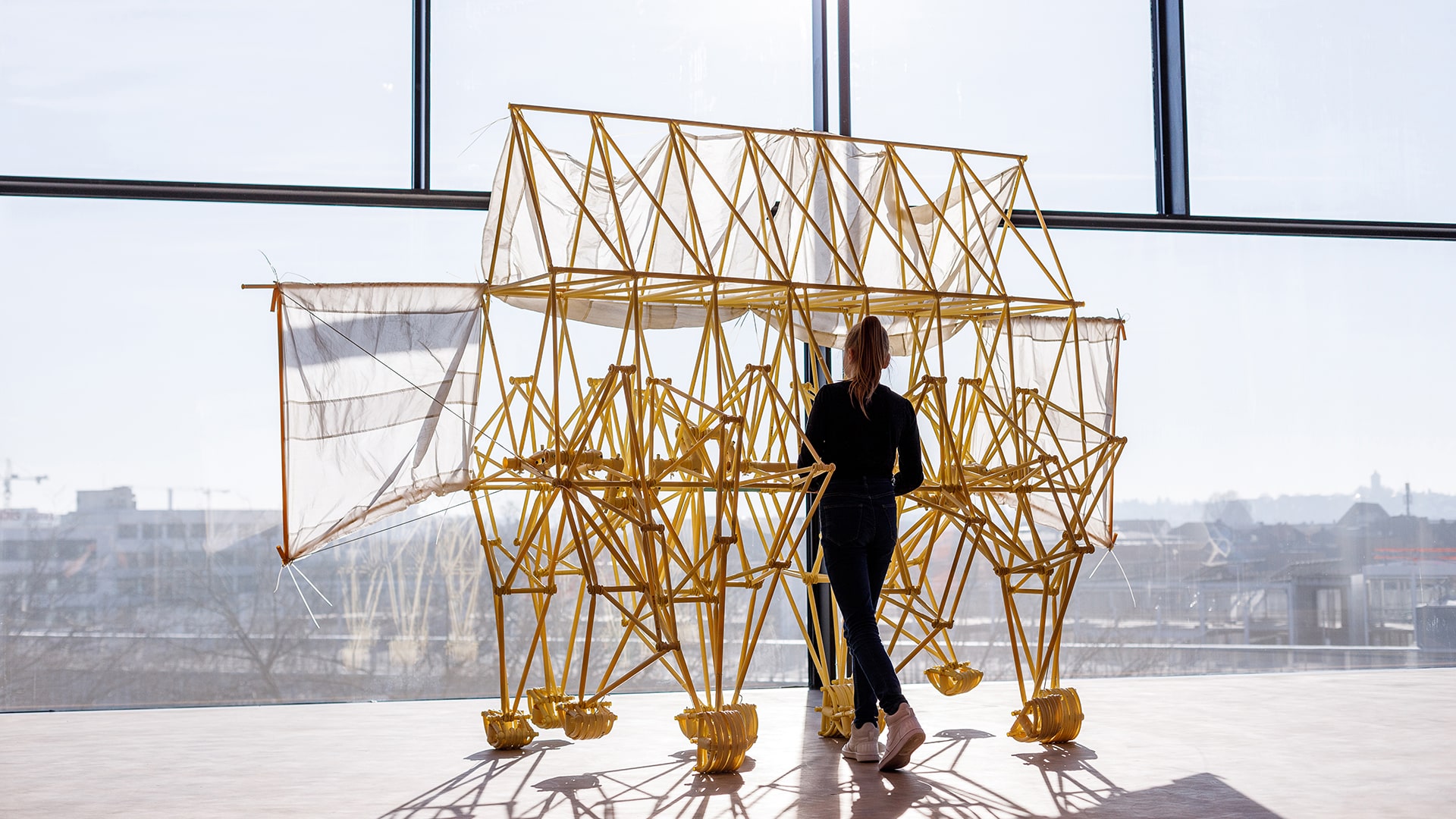 Junges Mädchen mit „Strandtier" im Foyer der experimenta