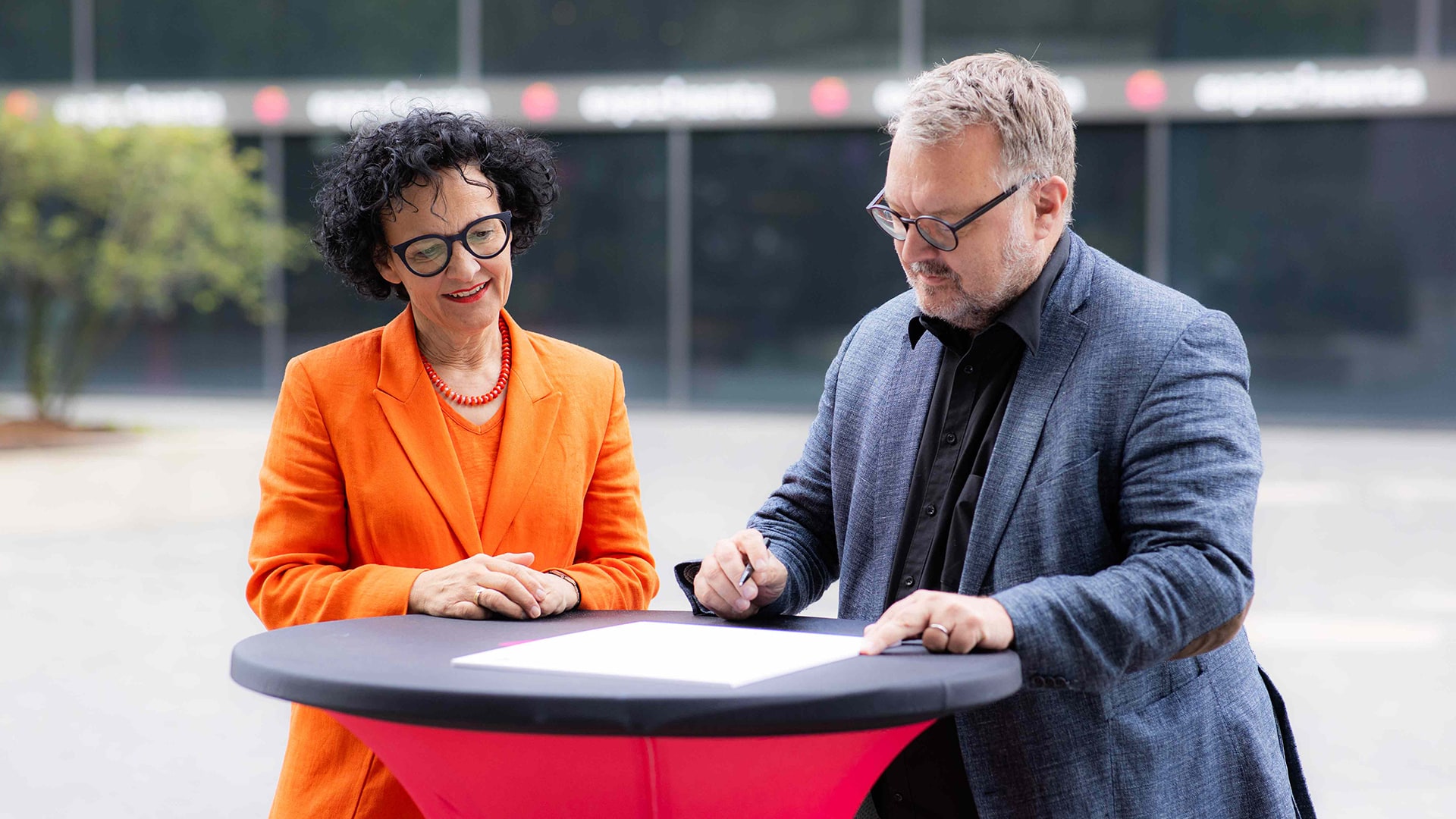Prof. Dr. Bärbel G. Renner und Umweltbürgermeister Andreas Ringle vor der experimenta