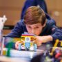 Jugendlicher beim First Lego League Challenge