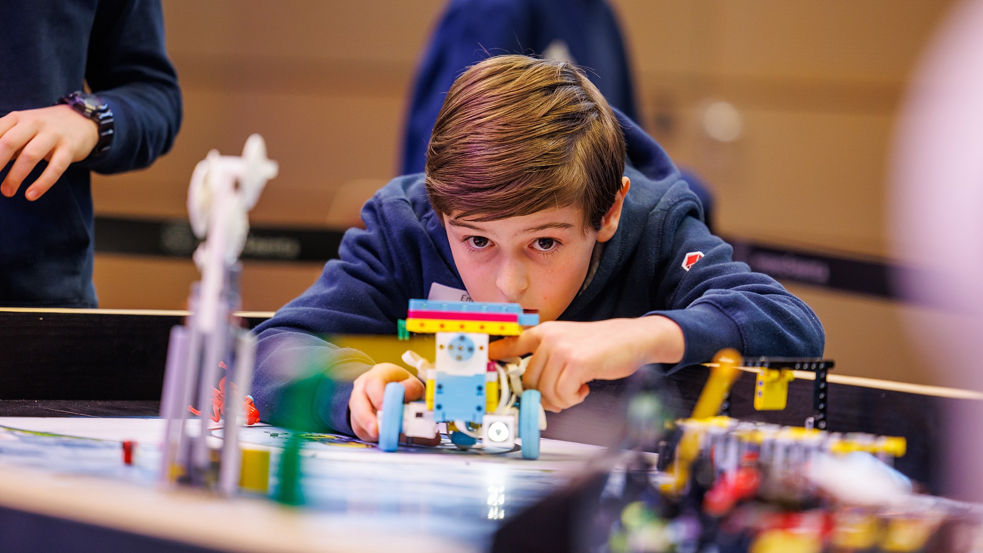Jugendlicher beim First Lego League Challenge