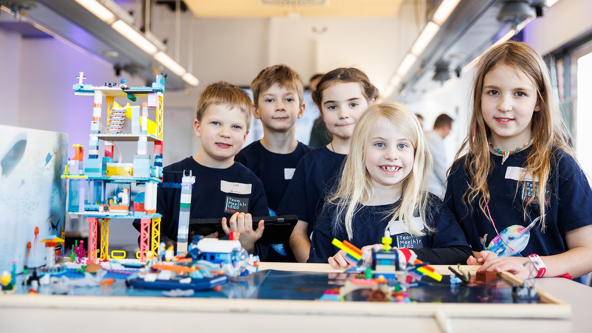 Kinder bei der First Lego League Explore – Ausstellung