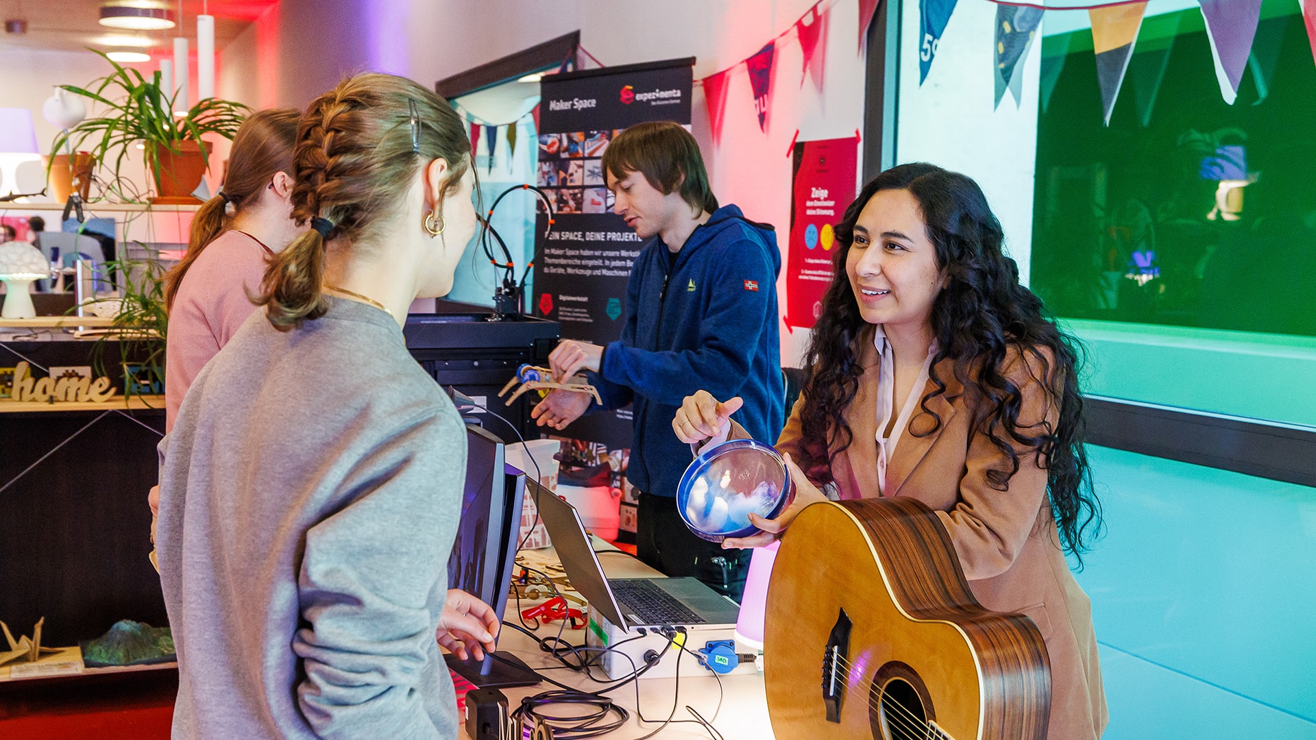 Menschen im Maker Space bei der Maker Faire Heilbronn