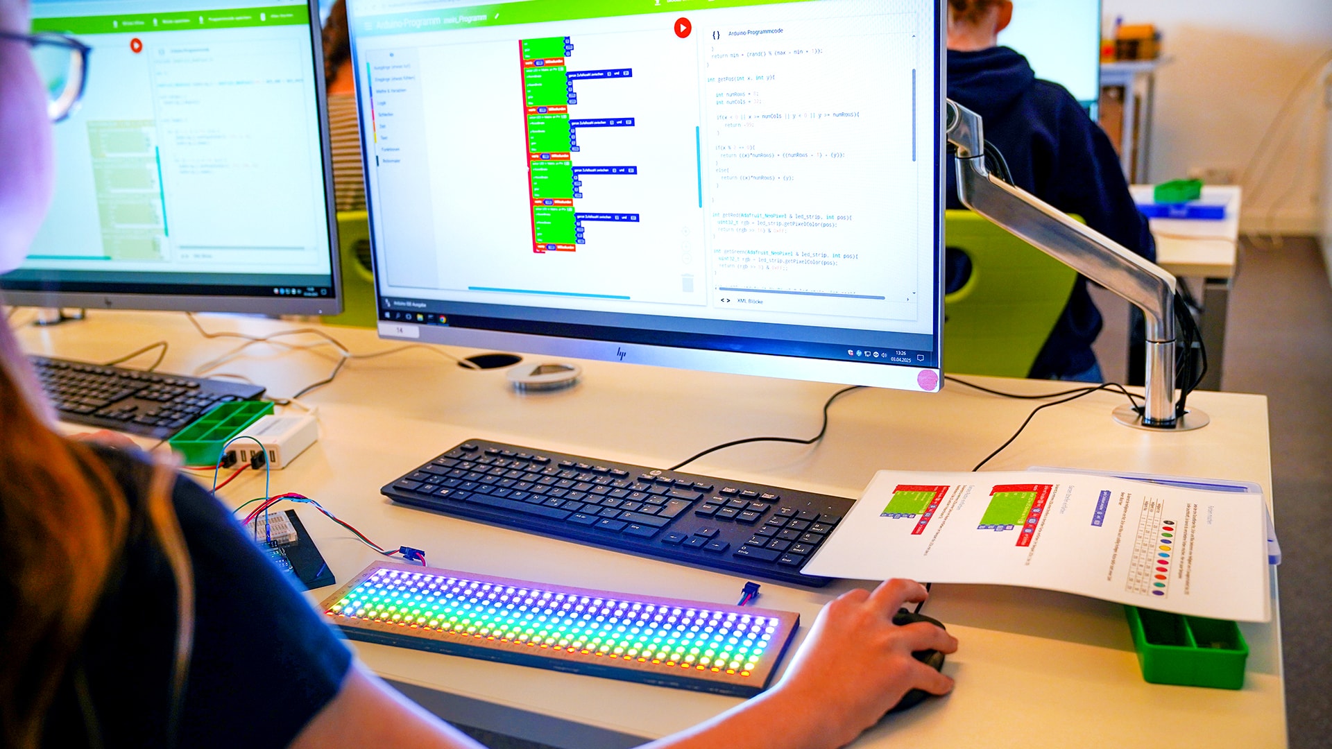 Schülerin am Computer