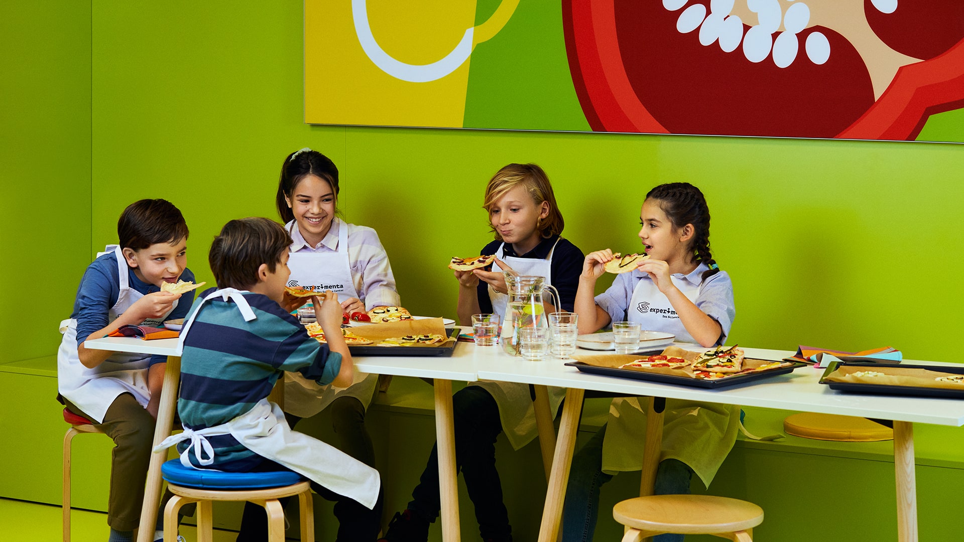Kinder beim Essen in der Experimentierküche