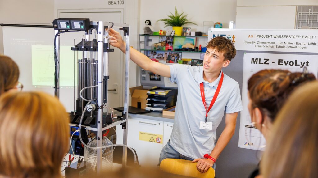 Schüler präsentiert Projekt