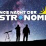 Zwei Personen und ein Teleskop vor sternenklarem Nachthimme, darüber der Schriftzug ‚Lange Nacht der Astronomie