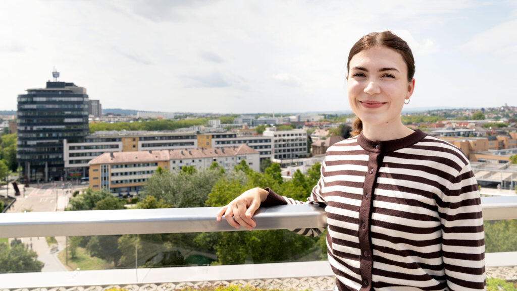 Clara Marx von der experimenta-Sternwarte lächelt auf der Dachterrasse mit Blick über Heilbronn