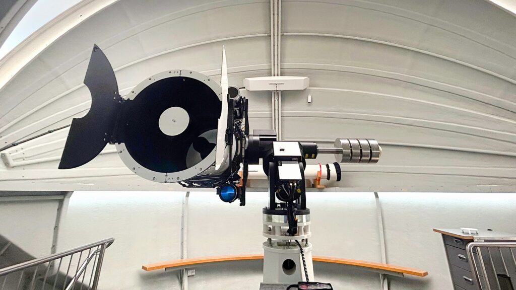 Foto vom Teleskop in der Sternwarte der experimenta