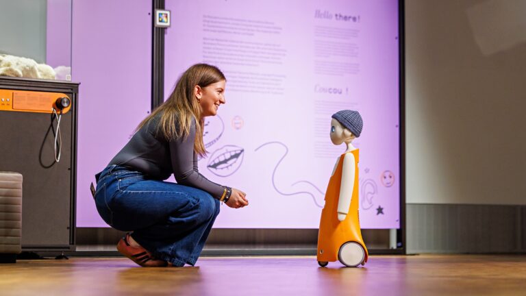 Foto von einer Frau, die mit einem Roboter in der Sonderausstellung spricht