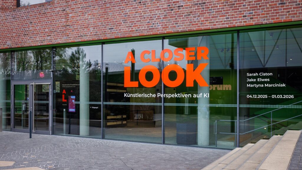 Foto vom Schriftzug „A Closer Look" auf der Fensterscheibe des Forum-Eingangs