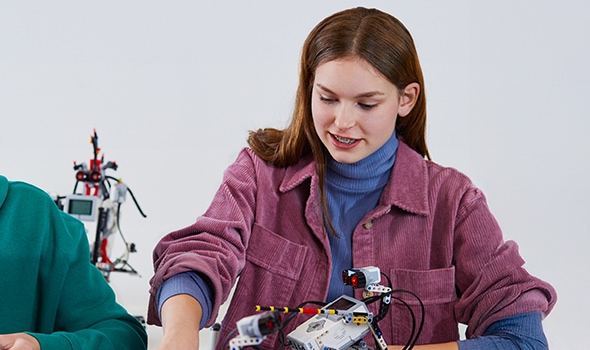 2026-01-15-experimenta-lernen-jugendforschungszentrum-mint-lab-tcw Foto von Mädchen beim Roboterbau