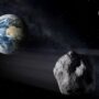 ESA-Grafik eines die Erde passierenden binären Asteroiden