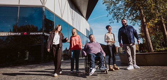 Menschen vor dem experimenta Gebäude